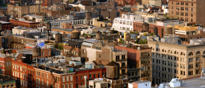 a view of the Lower West Side of Manhattan, featuring a number of water towers on the roofs of apartment buildings