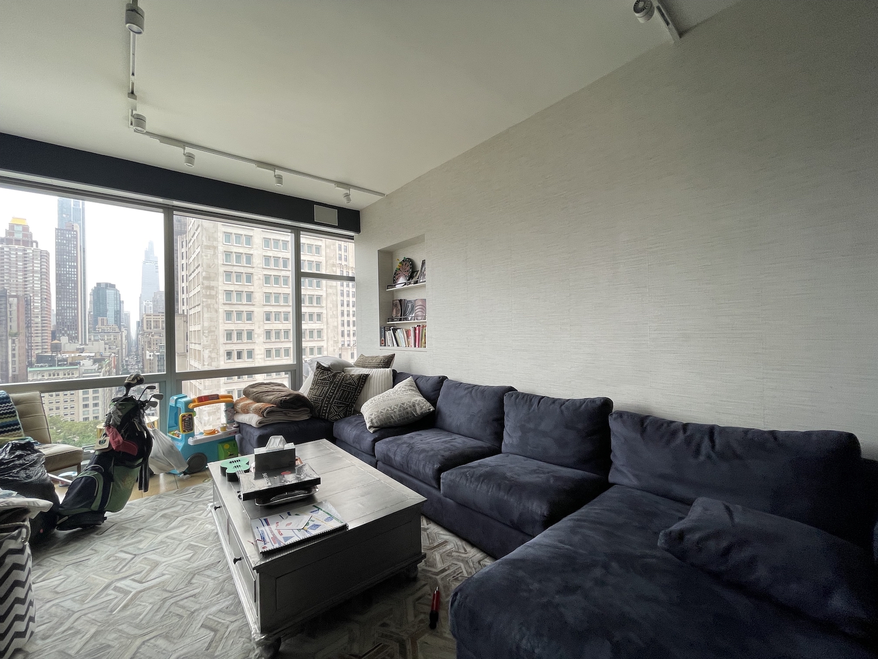 The before photo of an unstaged listing