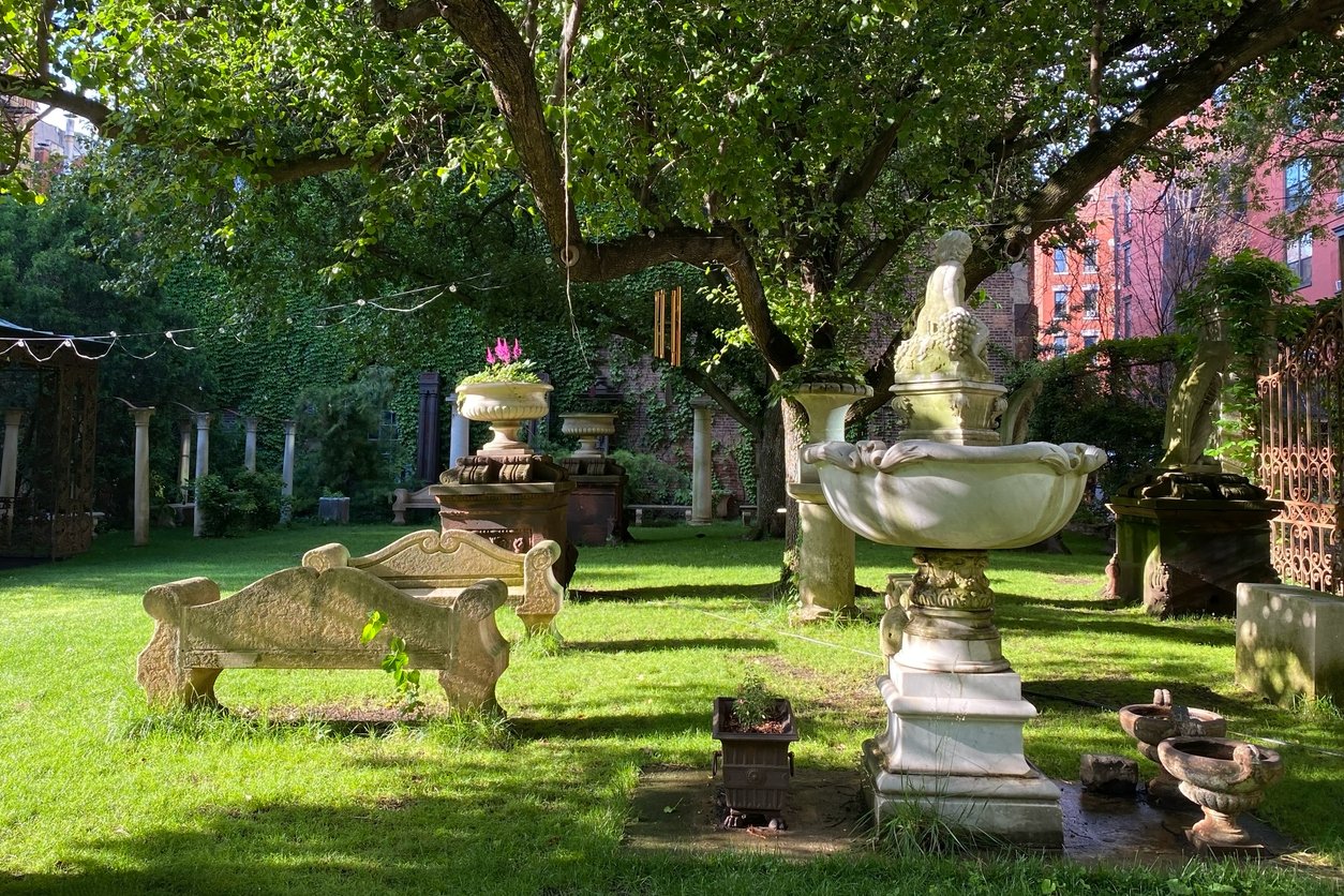 Elizabeth Street Garden sits between Prince and Spring streets. Elizabeth Street Garden sits between Prince and Spring streets.