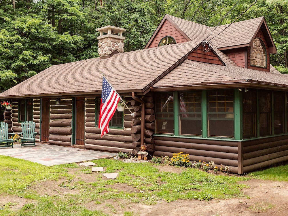 A log cabin in Lake NY, where you can enjoy the outdoors year
