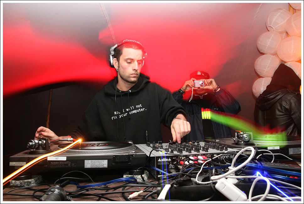 Dj living. Dj set в городе. Диджей на улице. Лучшие диджеи техно. Диджей.