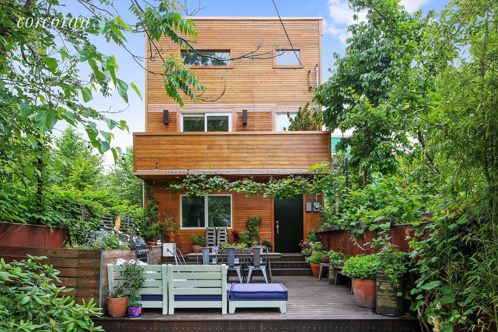 This Red Hook house has plenty of reasons to love it and a few causes