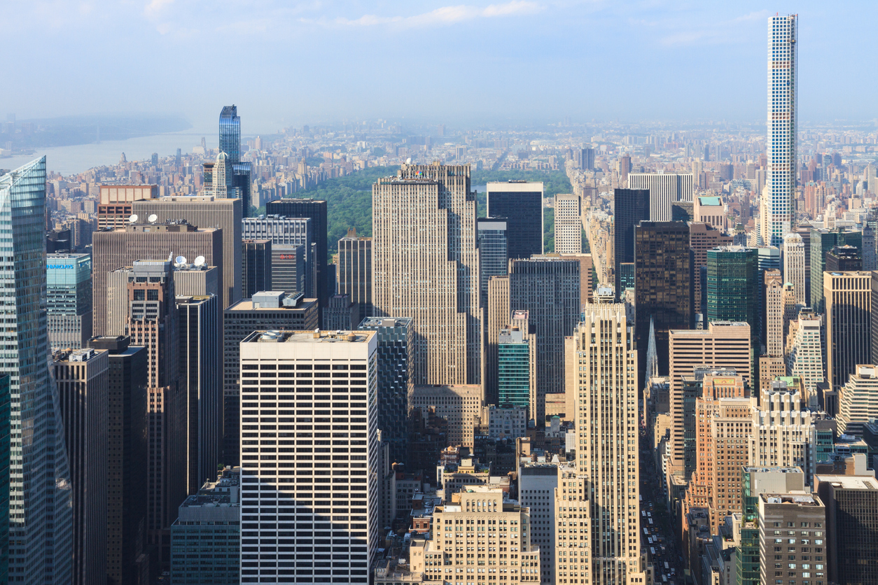 Manhattan coop and condo median sales price falls below 1 million