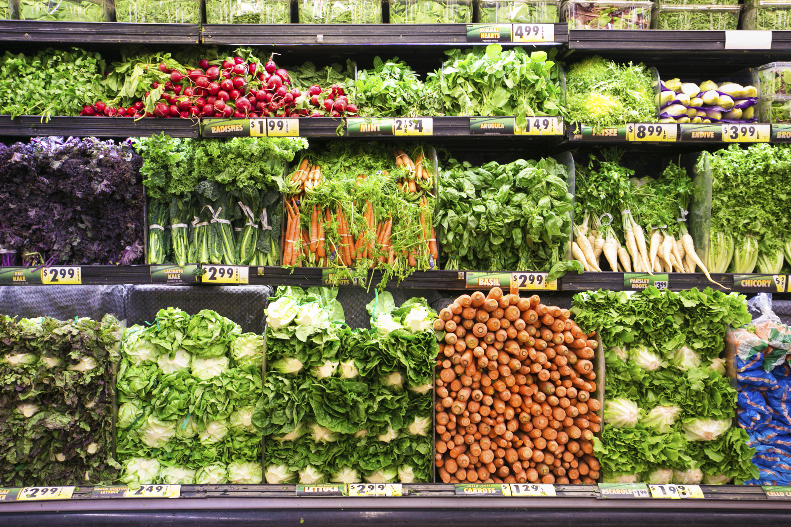 На прилавках магазинов лежат отборные овощи. Зелень на рынке. Зелень на прилавке. Витрина для зелени. Витрина с зеленью на рынке.