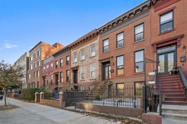 Header photo.jpeg NYC rowhouses