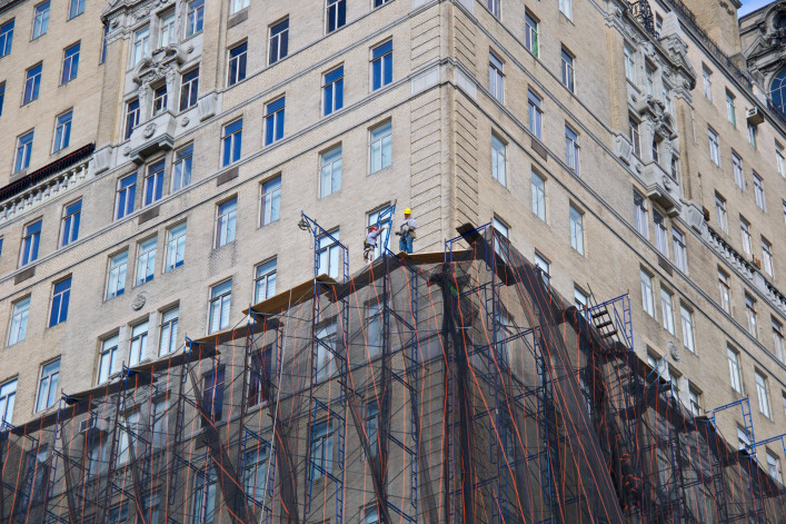 Scaffold workmen on high rise facade, New York City stock photo