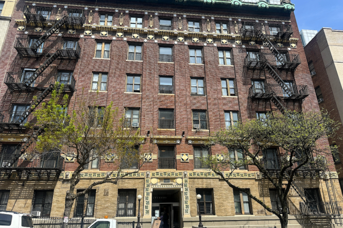 Emery Roth's 1909 The Whitestone-45 Tiemann Pl.