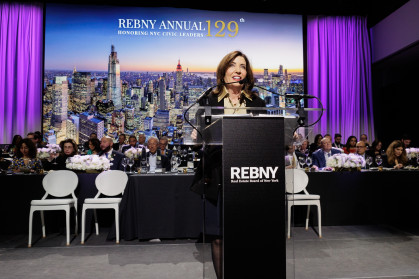 Governor Kathy Hochul addressed hundreds gathered at REBNY’s annual gala last evening at The Glasshouse in Hell’s Kitchen.