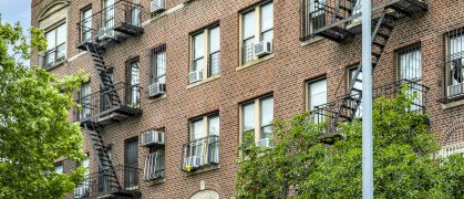Single-family apartments in the Williamsburg neighborhood in New York (USA) Single-family apartments in the Williamsburg neighborhood in New York (USA)