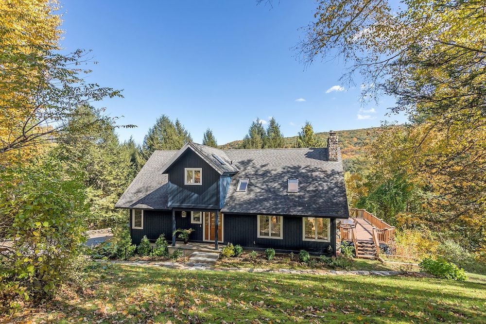 A country house in Kent, CT, near a lake and hiking trails, for 495,000