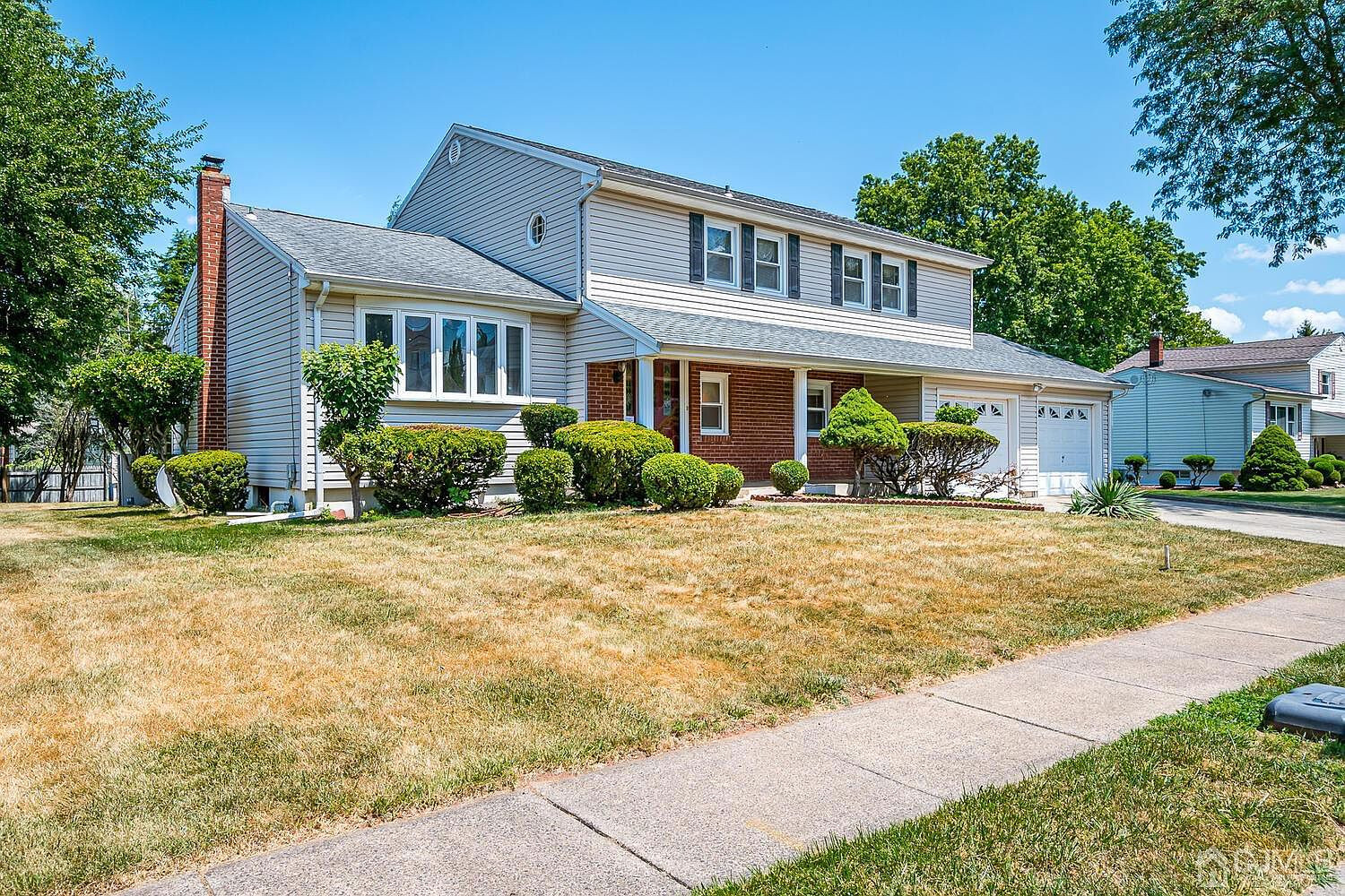 5 houses for sale in Edison, NJ, a suburb with a quick commute to Manhattan